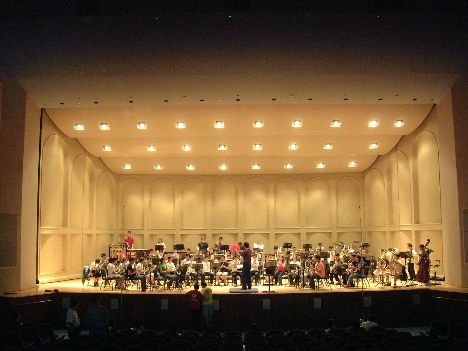 2002 第 18 屆校友聯演相簿封面：嘉義市音樂廳舞台