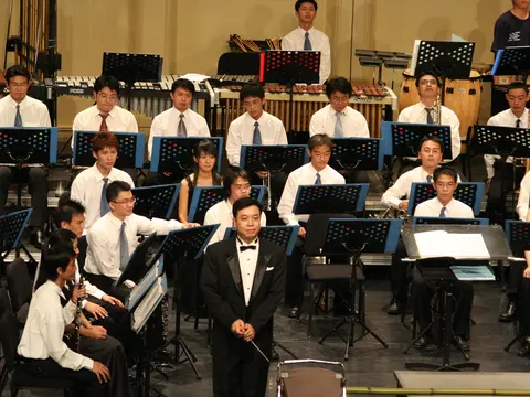 指揮於舞台就位，樂團木管銅管聲部入鏡