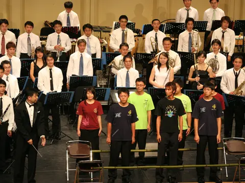 全團大合照，四位特別演出者站於前排
