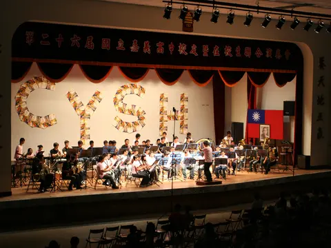 舞台布條清楚寫著第二十六屆國立嘉義高中校友暨在校生聯合演奏會