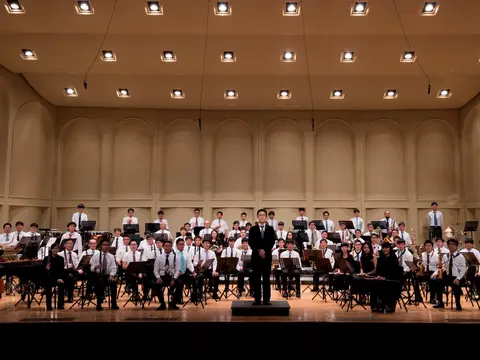 第35屆《正八音》全團於北港文化中心家湖廳舞台合影，簡晟軒指揮站於台前