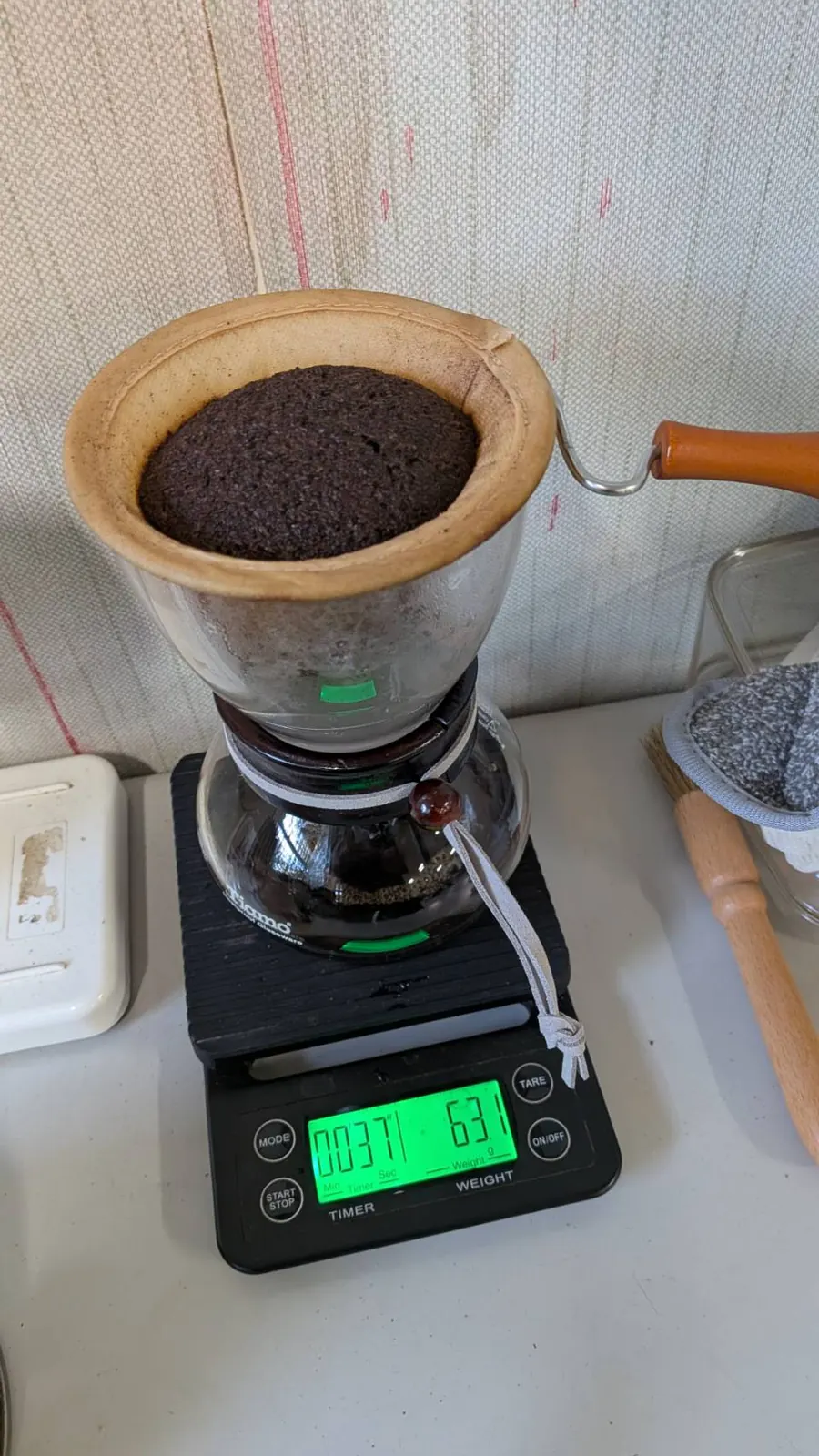 團練室裡正在手沖咖啡的器具與濾杯