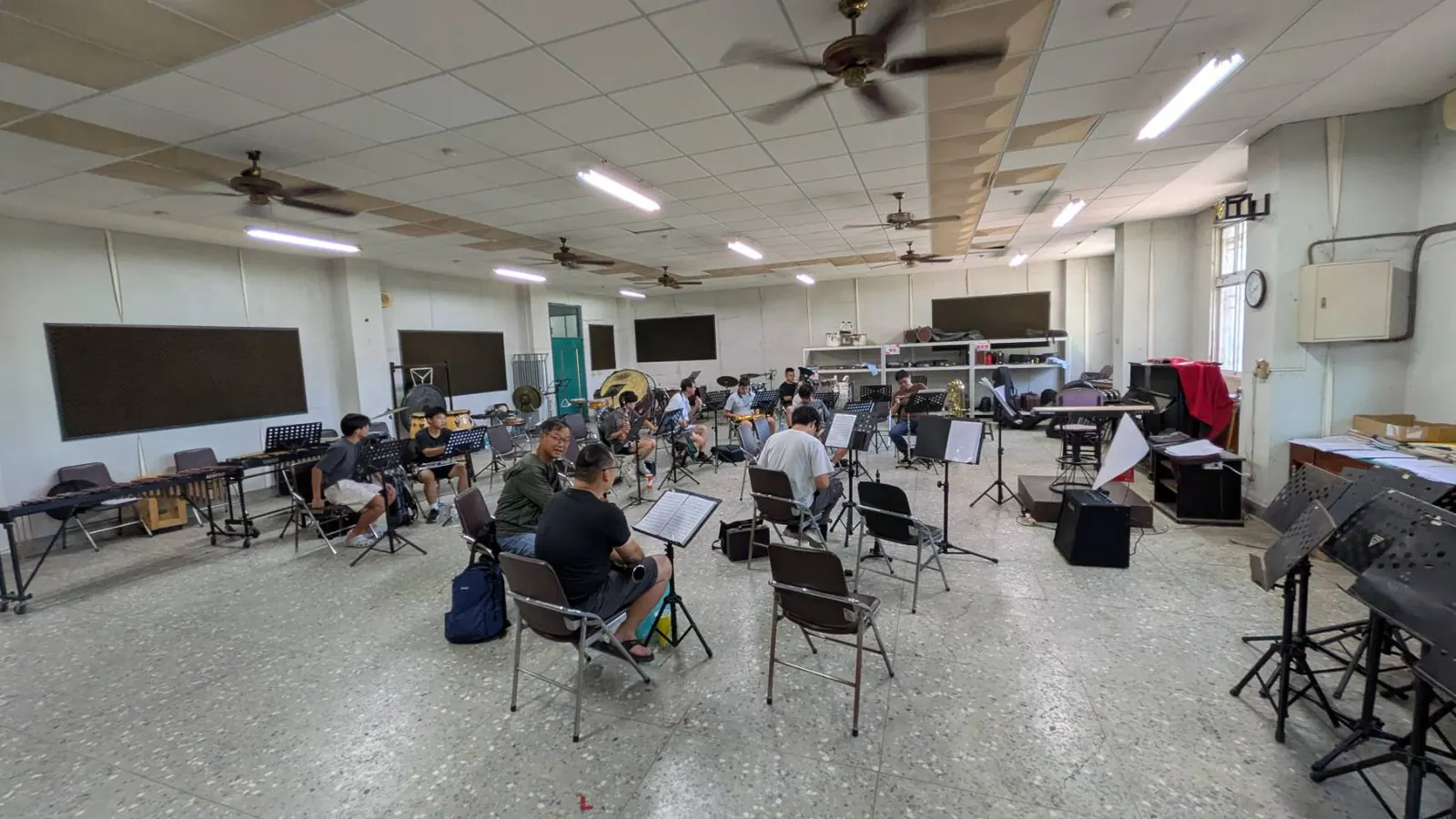 嘉義高中團練室內，校友與在校生正在排練第 41 屆聯合音樂會為伍