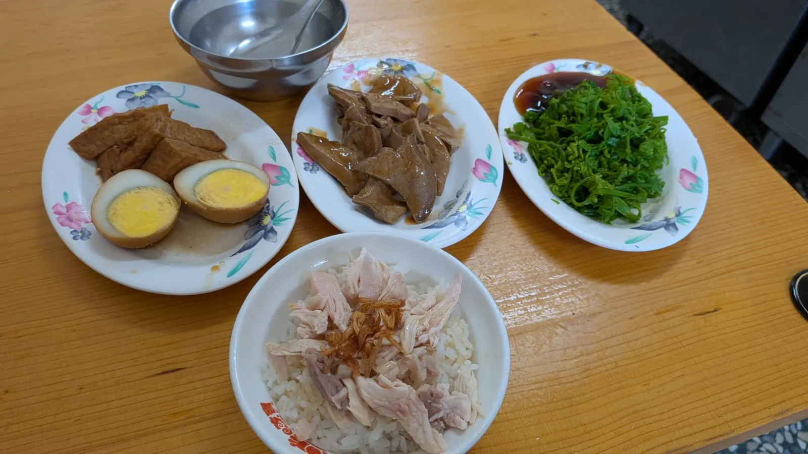 簡單火雞肉飯桌上的火雞肉飯、滷味與青菜